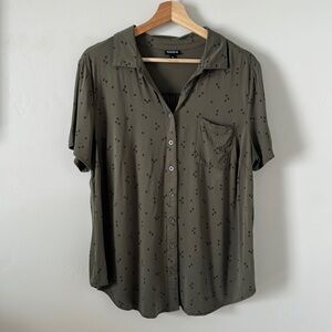 Torrid collard short sleeve top in olive green
